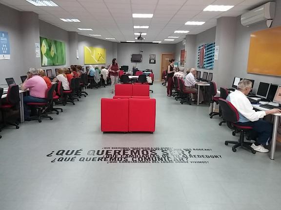 Momento del testeo de la platafporma web VITRAEL en un centro Guadalinfo