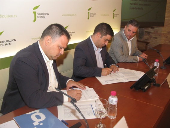 (De Izda a derecha de la imagen) Ismael Perea ( en primer término) junto al presidente de la Diputación, Francisco Reyes, yel diputado de Recursos Humanos y Gobierno Electrónico, Ángel Vera