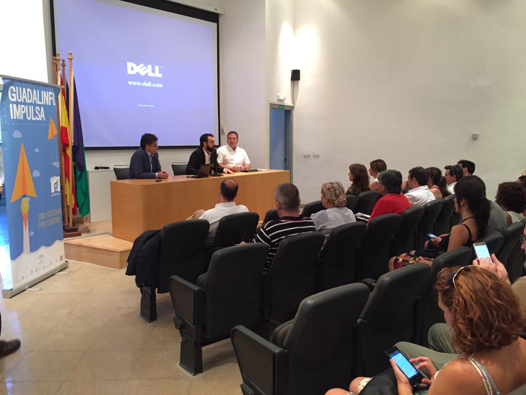 (Izda a dcha) Álvaro Simón, (Dtor BIC Euronova); Mariano Ruiz, (delegado territorial de Economía, Innovación, Ciencia y Empleo en Málaga) e Ismael Perea, (Dtor Gral CFR) dando la bienvenida a los participantes.