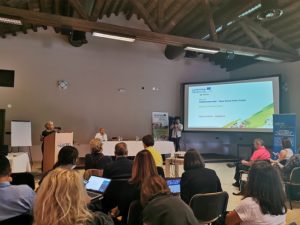 Expertos y profesionales trabajando en el seminario internacional.