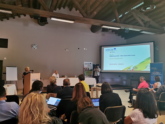 Expertos y profesionales trabajando en el seminario internacional.